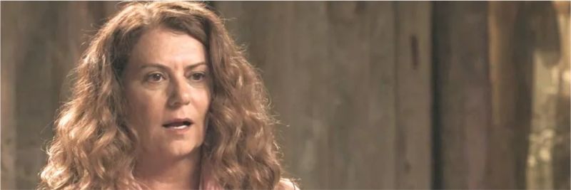 Grace (Patrycia Travassos) descobre chave de portal que pode trazer Cris de volta ao presente — Foto: TVGLOBO