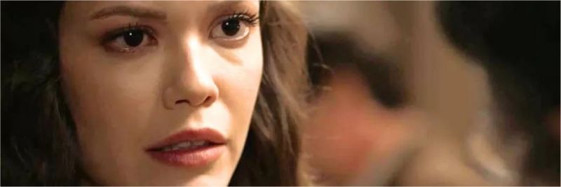 Cris (Vitória Strada), na pele de Julia Castelo, se desespera ao receber notícias de Danilo (Rafael Cardoso), em 'Espelho da Vida' 