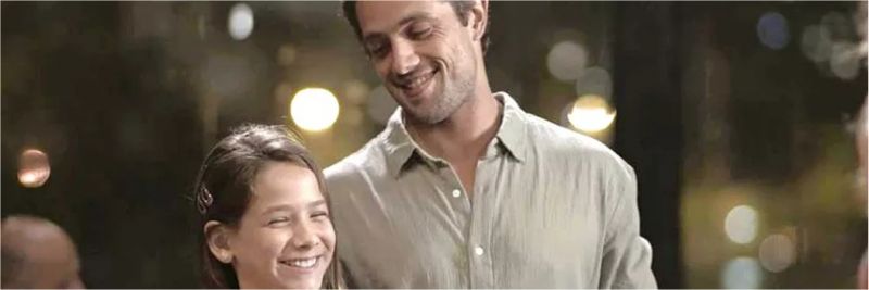 Daniel (Rafael Cardoso) brinca com Priscila (Clara Galinari) em 'Espelho da Vida' — Foto: TVGLOBO