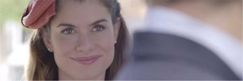 Dora fica balançada com beijo de Gustavo Bruno e fica a mercê dos encantos do marquês — Foto: TV Globo