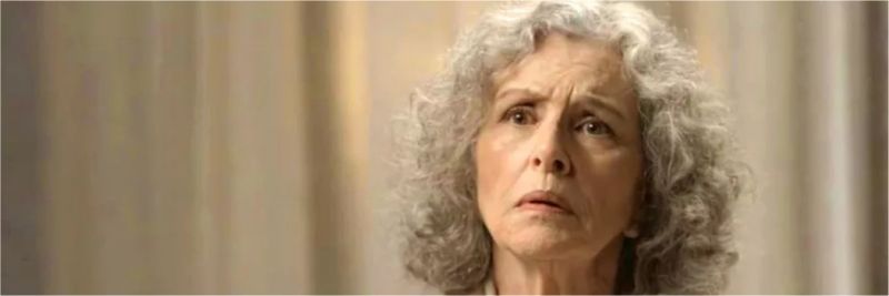 Margot (Irene Ravache) escuta Grace falar sobre possível portal — Foto: TVGLOBO