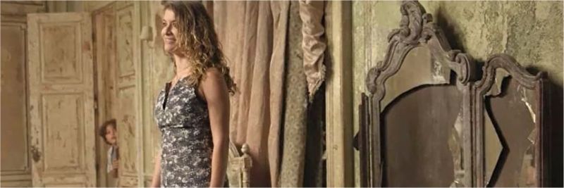 Isabel (Alinne Moraes) quebrou o espelho que servia como portal entre os dois tempos — Foto: TVGLOBO
