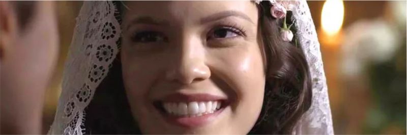 Julia (Vitória Strada) não esconde a felicidade ao celebrar seu casamento com Danilo 
