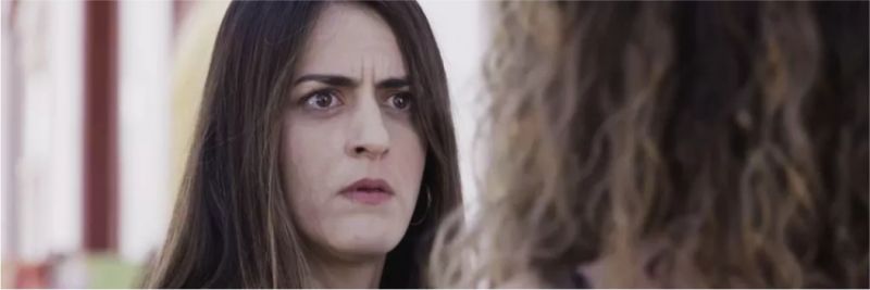 Lenita se surpreende quando Isabel menciona as aparições de Felipe em Espelho da Vida