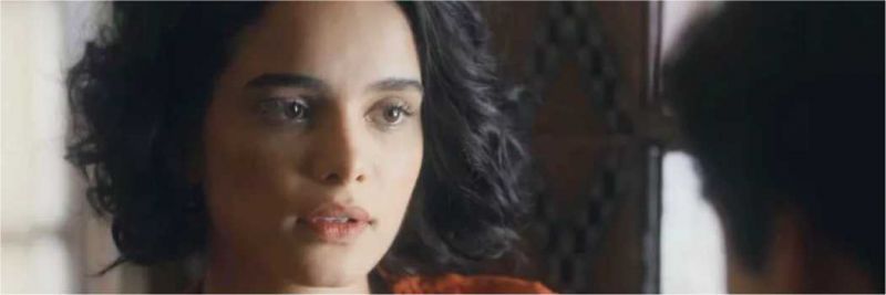 Inês (Carol Macedo) fica inebriada com flerte de Alfredo (Nicolas Prattes) em 'Éramos Seis' — Foto: Globo