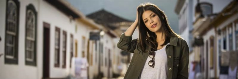 Cris (Vitória Strada) é uma jovem atriz de teatro que tem uma experiência entre dois períodos diferentes em Espelho da Vida 