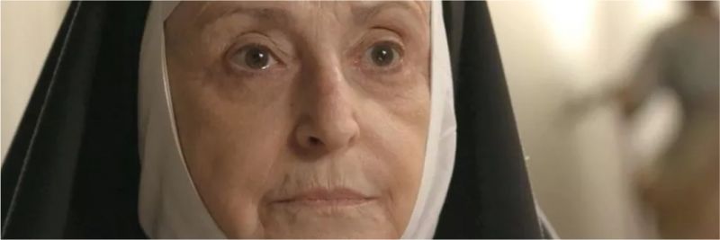 Madre Joana (Ana Lucia Torre) tenta impedir a transferência de Danilo (Rafael Cardoso), em 'Espelho da Vida' — Foto: TV GLOBO
