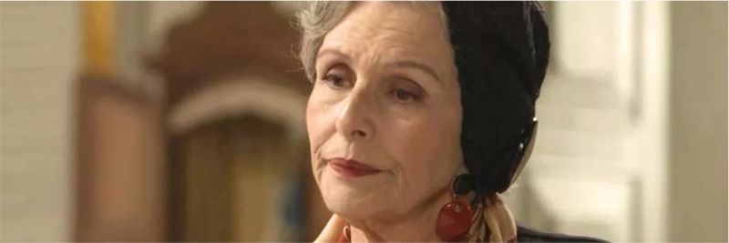 Hildegard (Irene Ravache) desconfia das verdadeiras intenções de Otávio (Patrick Sampaio), em 'Espelho da Vida' — Foto: TVGLOBO