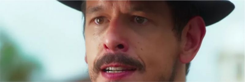 Gustavo Bruno (João Vicente de Castro) se desespera ao ver que seu irmão está morto — Foto: TV Globo