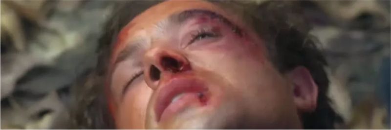 Danilo (Rafael Cardoso) é violentamente surrado quase até a morte, na novela 'Espelho da Vida' — Foto: TV Globo