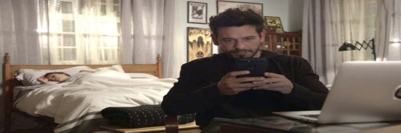Alain é surpreendido ao receber foto de Cris no casarão de Julia Castelo