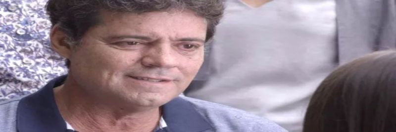 Américo fica feliz ao finalmente conseguir se aproximar de Cris