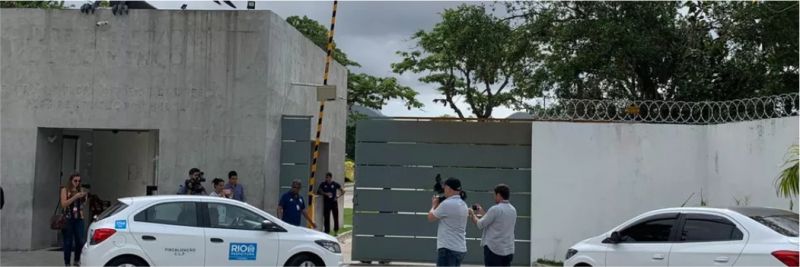Carro da Prefeitura do Rio na chegada ao Ninho do Urubu para vistoria