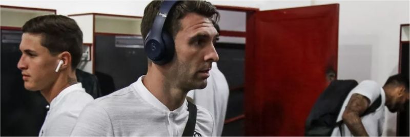 Boselli, do Corinthians, no vestiário do estádio Santa Cruz 