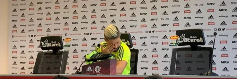 O atleta Diego Ribas se emocionou ao falar da tragédia no alojamento do clube