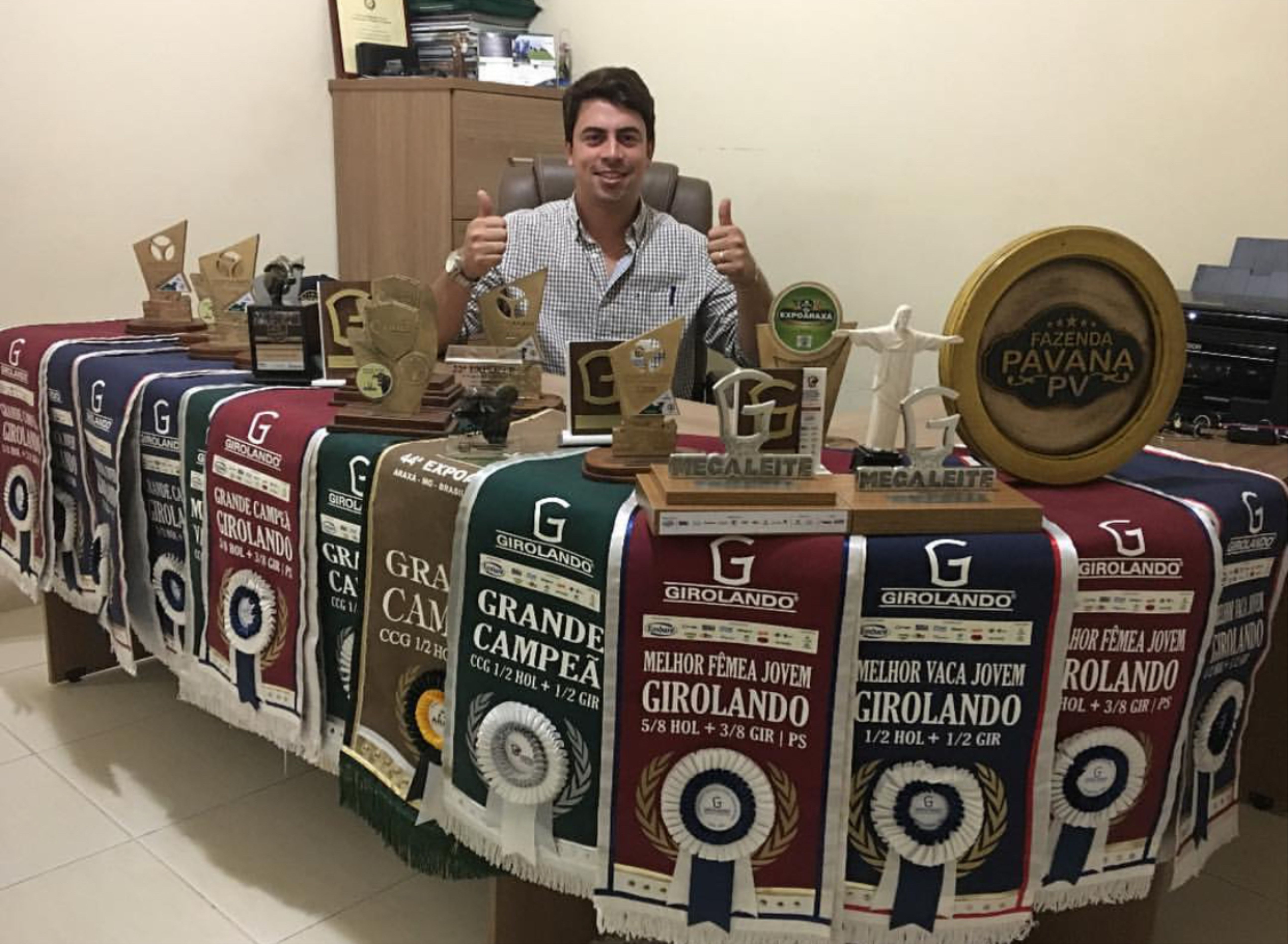 Paulo Victor exibe suas conquistas na 27º EXPOPER, foto (E) em seu escritório, 