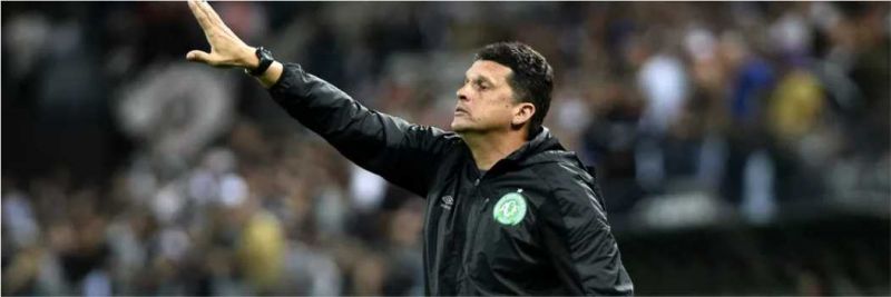 Claudinei Oliveira comandou Sport e Paraná antes de chegar à Chape em 2018 
