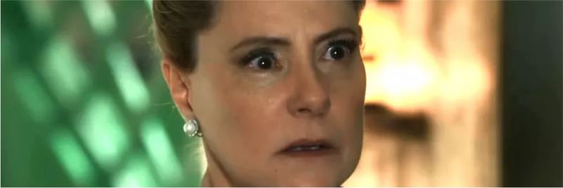 Mirtes (Elizabeth Savala) fica desesperada com visita sobrenatural, em 'O Sétimo Guardião' — Foto: TV Globo
