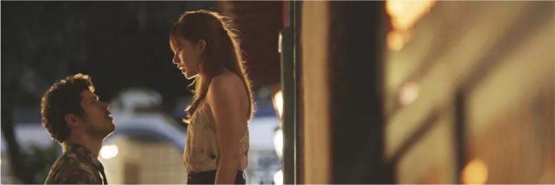 Júnior (José Loreto) vai até Luz (Marina Ruy Barbosa) e não resiste, tasca um beijão na ruiva; em 'O Sétimo Guardião' 