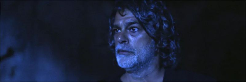 Murilo (Eduardo Moscovis) vê a imagem do gato León (Dan Stulbach) no lugar do seu reflexo, em 'O Sétimo Guardião'