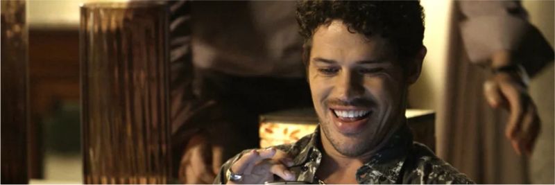 Eurico Júnior (José Loreto) se concentra para escrever para Luz (Marina Ruy Barbosa) via internet, em 'O Sétimo Guardião'
