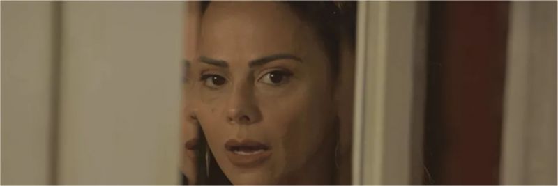 Neide (Viviane Araújo) flagra Valentina (Lilia Cabral) e Murilo (Eduardo Moscovis) em amasso na novela das 9 'O Sétimo Guardião