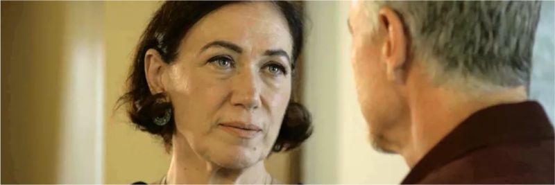Sem saída, Valentina (Lilia Cabral) aceita passar uma noite com Sampaio (Marcello Novaes) em 'O Sétimo Guardião' 