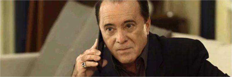 Olavo (Tony Ramos) diz à filha que tem Valentina (Lilia Cabral) na palma da mão, em 'O Sétimo Guardião' — Foto: TV Globo