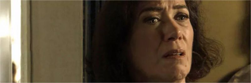 Valentina (Lilia Cabral) fica surpresa com atitude de Laura (Yanna Lavigne) — Foto: TV Globo