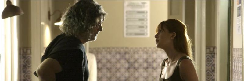 Luz (Marina Ruy Barbosa) pressiona León em forma humana (Eduardo Moscovis) para saber qual a relação dele com Sóstenes (Marcos Caruso) 