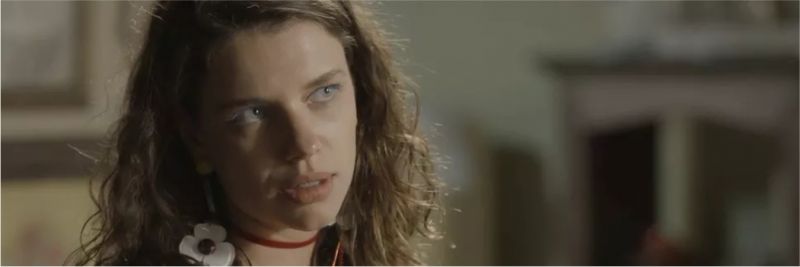 Lourdes Maria (Bruna Linzmeyer) recebe Valentina (Lilia Cabral) na agência de turismo — Foto: TV Globo