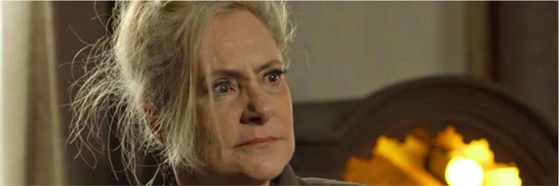 Mirtes (Elizabeth Savala) e Rita de Cássia (Flávia Alessandra) brigam por causa do segredo de Machado (Milhem Cortaz), em 'O Sétimo Guardião' — Foto: TV Globo