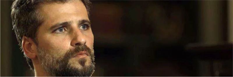 Gabriel (Bruno Gagliasso) recebe de Feliciano (Leopoldo Pacheco) um recado para dar a Murilo (Eduardo Moscovis), na novela 'O Sétimo Guardião' — Foto: TV Globo
