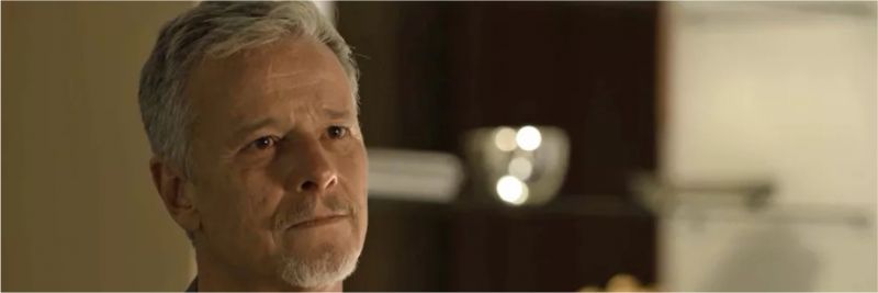 Sampaio (Marcello Novaes) decide levar Murilo (Eduardo Moscovis) à delegacia, em 'O Sétimo Guardião' — Foto: TV Globo