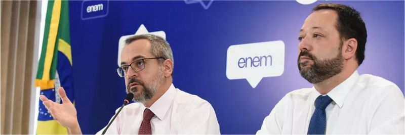 Ministro da Educação, Abraham Weintraub (à esq.), afirma que houve 'inconsistências' na correção do Enem 2019; pronunciamento foi feito ao lado de Alexandre Lopes, presidente do Inep — Foto: Luis Fortes/MEC
