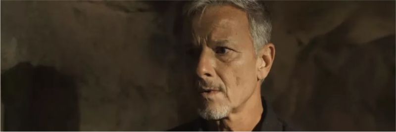 Sampaio (Marcello Novaes) fica assustado quando Valentina (Lilia Cabral) some no mato, em 'O Sétimo Guardião' 