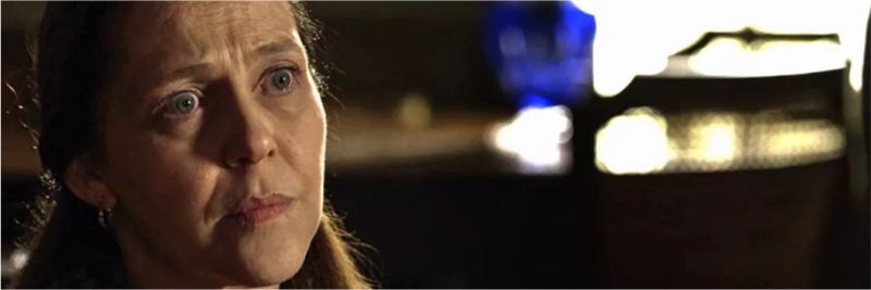 Judith (Isabela Garcia) também aconselha o Padre Ramiro (Ailton Graça) a aceitar fazer parte da irmandade, em 'O Sétimo Guardião'