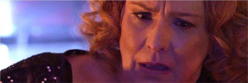 Ondina (Ana Beatriz Nogueira) sofre com morte da amiga, em 'O Sétimo Guardião' — Foto: TV Globo