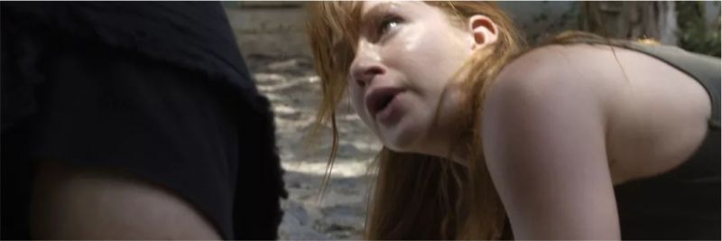 Luz (Marina Ruy Barbosa) se agita e diz a Murilo (Eduardo Moscovis) o que viu, em 'O Sétimo Guardião' 