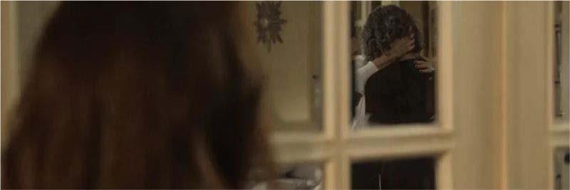 Valentina (Lilia Cabral) e Murilo (Eduardo Moscovis) nem imaginam que estão sendo observados por Neide (Viviane Araújo)' na novela das 9 'O Sétimo Guardião'