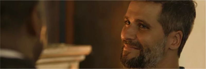 Gabriel (Bruno Gagliasso) espera resposta de Padre Ramiro (Ailton Graça), na novela 'O Sétimo Guardião' 