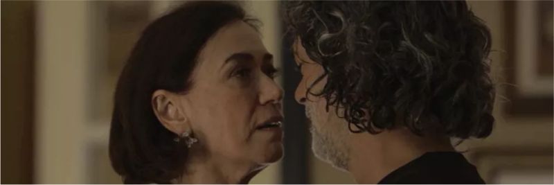 Valentina (Lilia Cabral) acaba decidindo se entregar a Murilo (Eduardo Moscovis) na novela das 9 'O Sétimo Guardião' 
