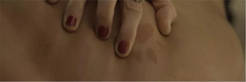 Valentina (Lilia Cabral) não percebe a marca nas costas de Murilo (Eduardo Moscovis) na novela das 9 'O Sétimo Guardião' 