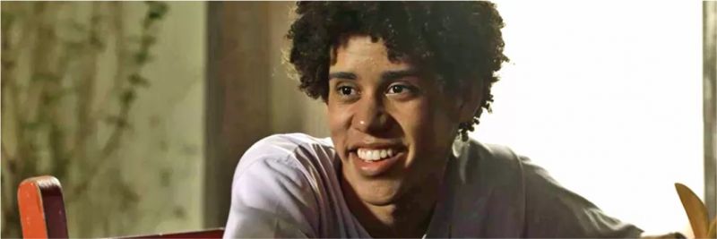 Feijão (Cauê Campos) é escolhido como novo guardião por Gabriel (Bruno Gagliasso), em 'O Sétimo Guardião' — Foto: TV Globo