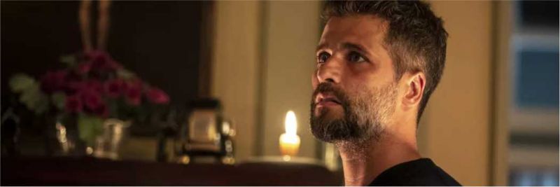 Gabriel (Bruno Gagliasso) chega na cada de Egídio (Antonio Calloni) para conversar com os guardiães, em 'O Sétimo Guardião'