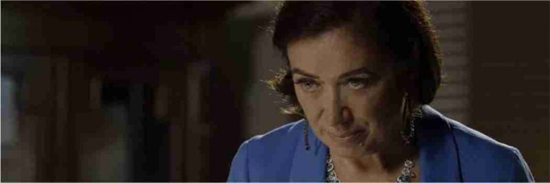 Valentina (Lilia Cabral) corre atrás de León e acerta um tiro, em 'O Sétimo Guardião' 