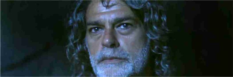 León (Eduardo Moscovis) mergulha na fonte e se transforma em homem, em 'O Sétimo Guardião' 