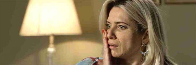 Marilda (Letícia Spiller) se desespera ao não conseguir pegar água da fonte.