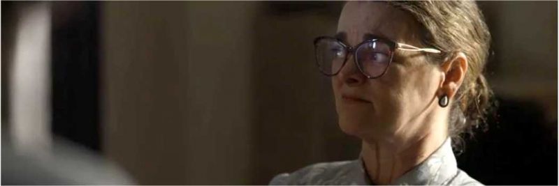 Socorro (Ines Peixoto) repara da aparência diferente do rosto de Marilda (Letícia Spiller) em 'O Sétimo Guardião'