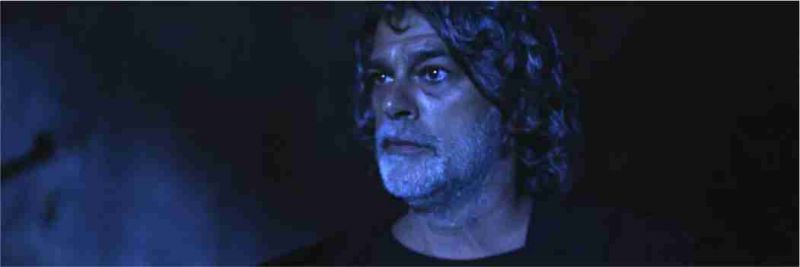 León em sua forma humana (Eduardo Moscovis) aparece encapuzado no cemitério e assusta Valentina (Lilia Cabral), em 'O Sétimo Guardião' 